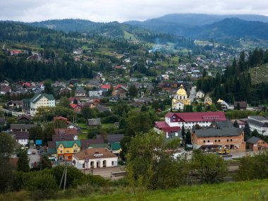 Karpatianların köyü bulutlu bir gökyüzü güneşli bir günde