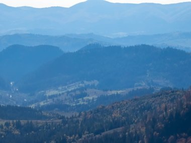 Sonbahar mevsiminde dağların güzel manzarası