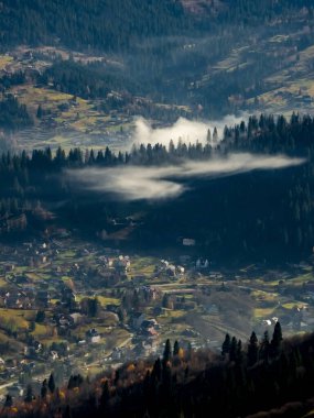 Dağlarda nehri olan güzel bir manzara.
