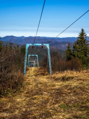 Dağın tepesinde teleferik var..