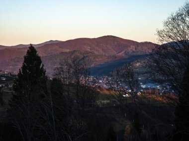 Dağlardaki bir köyün gün batımı manzarası