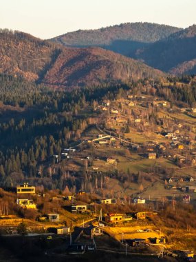 Sonbaharda köyde dağlarda