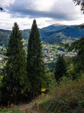 Karpat Dağları 'ndaki dağ sırasının güzel manzarası.