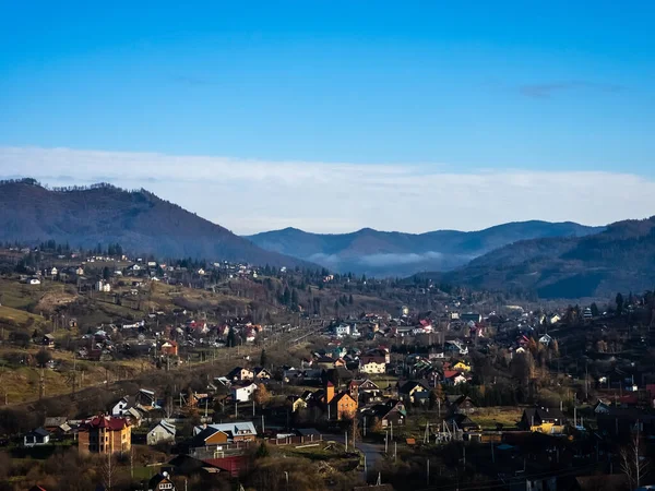 Karpatlar 'ın köyünün dağlarına bakın.