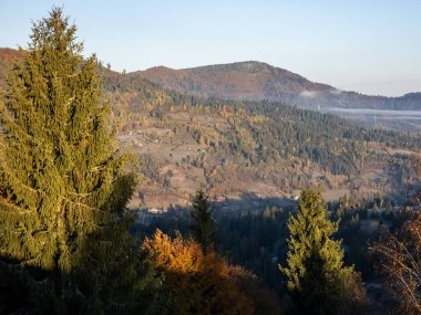 Dağlarda sonbahar manzarası