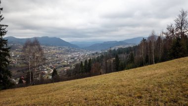 Sonbaharda Karpat Dağlarının güzel manzarası