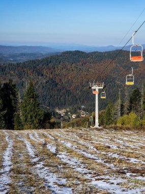 Dağlardaki tepede kayak asansörü.