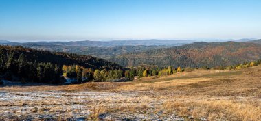 Sonbahar mevsiminde güzel dağ manzarası