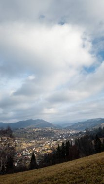 Arka planda bulutlu bir gökyüzünün güzel bir görüntüsü.