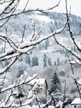 Şehir manzaralı güzel karlı kış manzarası