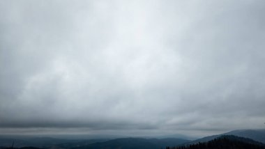 Dağları ve bulutları olan güzel bir manzara