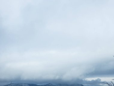 Kışın fırtına bulutları