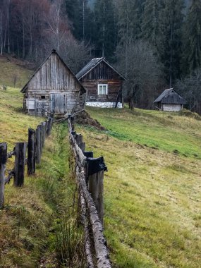Dağlarda eski ahşap bir ev