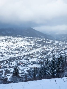 Dağlarda karlı kış manzarası