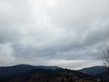 Karla kaplı tepelerin güzel manzarası