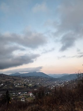 Arkasında bir dağ olan güzel bir manzara.