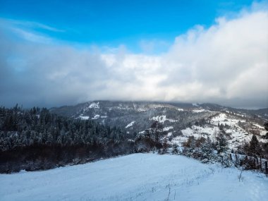 Karla kaplı güzel kış manzarası. Dağlar ve ağaçlar.