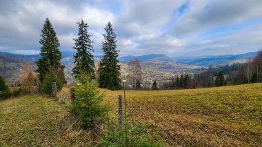 Dağlarda bulutlu bir günde rengarenk ormanlı sonbahar manzarası
