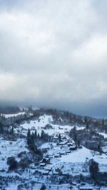 Arkasında bir dağ olan güzel bir manzara.