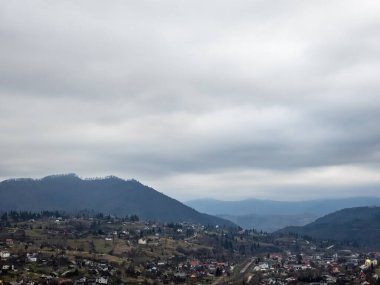 Sisteki dağların köyünden manzara
