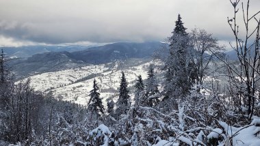 Karlı dağlarla kaplı kış manzarası