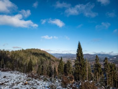 Dağlarda kış manzarası