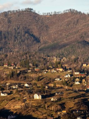 Dağ sırası olan güzel bir manzara.