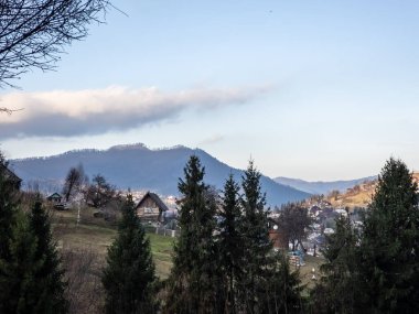 Dağları ve mavi gökyüzü olan güzel bir manzara.