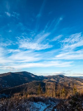 Karla kaplı dağların güzel kış manzarası