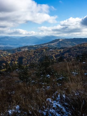 Dağlarda sonbahar manzarası