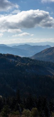 Bask ülkesinin dağlarında sonbahar.
