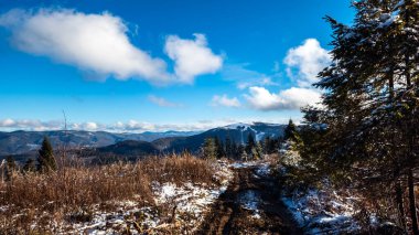 Dağlı ve karlı bir dağ manzarası