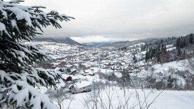 Dağlardaki köyün manzarası