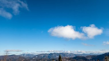 Güzel kış manzarası karla kaplı dağlar ve mavi gökyüzü