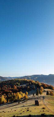 Arka planda dağ sırası olan güzel bir manzara.