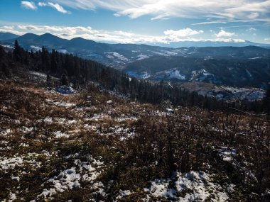 Karpatlar 'daki güzel sonbahar dağ manzarası