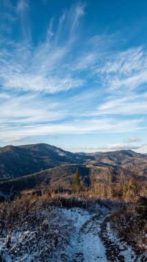 Kışın dağ manzarası