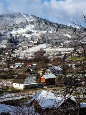 Kışın dağların manzarası.