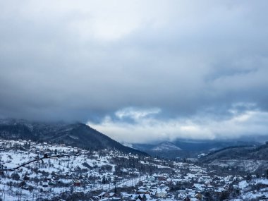 Karlı dağ köyünün güzel kış manzarası
