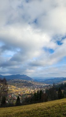 Arkasında bir dağ olan güzel bir manzara.