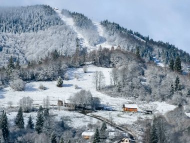 Karla kaplı güzel kış manzarası - dağlarla kaplı.