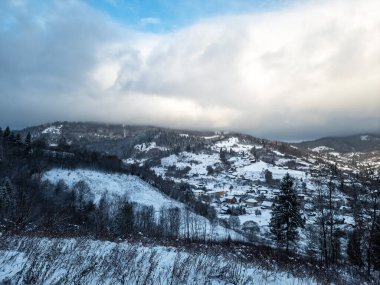 Kafkasların dağlarında kış manzarası