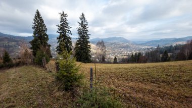 Sonbaharda Karpatlar, dağlardaki Karpatlar köyü.