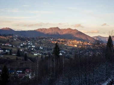 Güneşli bir kış sabahı, dağ köyünde