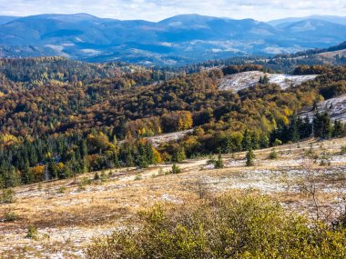Dağları olan güzel bir manzara. Seyahat, doğa.
