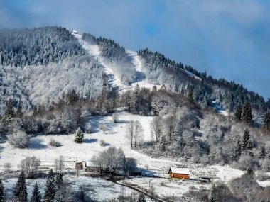 Karlı bir kış gününde güzel dağ manzarası, dağlarda kayak merkezi.