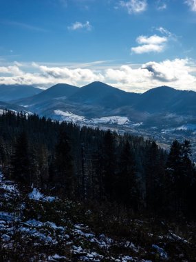 Güzel kış manzarası, kar - dağlardaki tepeler