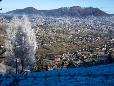 Köydeki dağların manzarası