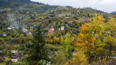 Güzel sonbahar manzarası dağlarda