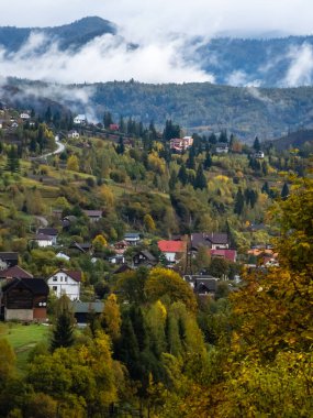 Sonbaharda dağlarda küçük bir köy
